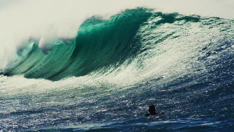 La-Ola-De-Surf-Del-Depósito-De-Agua-Verde-Y-Azul-Oscuro-Se-Estrella-Creando-Un-Pesado-Barril-Vacío-En-Australia.