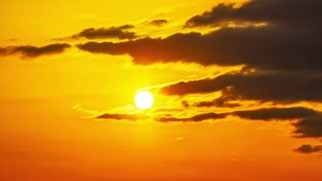 Sonne-Astro-Geht-Auf-Zeitraffer-Astrologisches-Konzept-Dunkelblaue-Wolken-Ziehen-Vorbei-Zentrierte-Golden-orange-Skyline-Landschaft