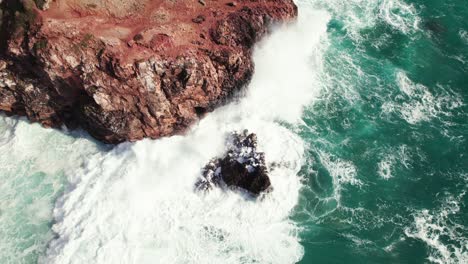 Vista-Aérea-De-Drones-4k-De-Arriba-Hacia-Abajo-De-Grandes-Olas-En-La-Costa-De-Acantilados-Escondidos-De-Praia-Da-Zimbreirinha-Cerca-De-Fronteraira-En-La-Región-Del-Algarve-De-Portugal