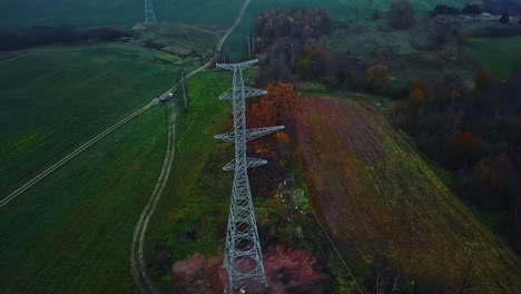 Luftaufnahme-Des-Neuen-Strommastturms-In-Grüner-Landschaft-An-Einem-Dunklen-Herbsttag