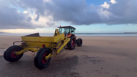 Statische-Ansicht-Einer-Maschine-Zur-Reinigung-Des-Strandes-Vor-Dem-Meer