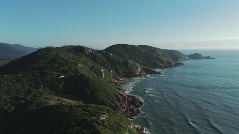 Una-Impresionante-Vista-Aérea-Captura-Las-Impresionantes-Montañas-Verdes-Y-El-Fascinante-Mar-Turquesa-A-Lo-Largo-De-La-Costa-Brasileña.