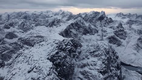 Vista-Aérea-Del-Hermoso-Paisaje-De-La-Montaña-Nevada-De-Noruega-Durante-El-Invierno