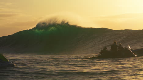 La-Luz-Naranja-Brilla-Sobre-Una-Gran-Ola-Vacía-Que-Se-Estrella-Con-Rocío-De-Niebla-Oceánica-Y-Surfistas