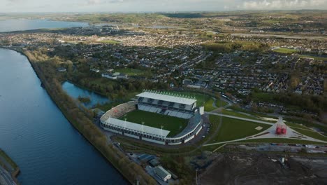 Vista-Aérea-Del-Estadio-De-Corcho-Ciudad-De-Corcho-Ballintemple-Irlanda-4k-02