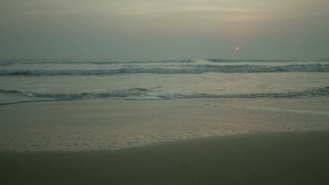 Sonnenuntergang-Und-Sanfte-Wellen-An-Einem-Strand-In-Indien