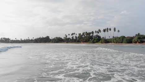 Mann-Und-Kind-Stehen-Im-Seichten-Wasser-Des-Strandes-Von-Hiriketiya-In-Sri-Lanka