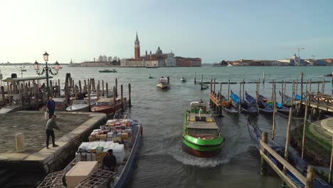 Boote-Mit-Produkten-Kommen-Am-Frühen-Morgen-In-Venedig-An