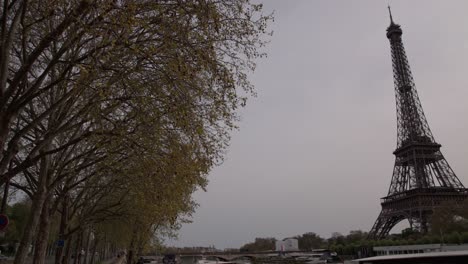 Aufnahme-Des-Eiffelturms-Aus-Der-Perspektive-Einer-Uferstraße,-Von-Links-Nach-Rechts-Schwankend