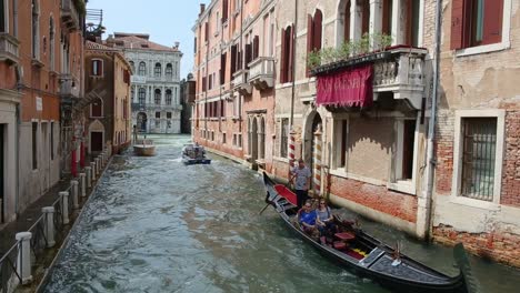 Touristen-Genießen-An-Einem-Sonnigen-Sommertag-Eine-Romantische-Fahrt-Mit-Einer-Traditionellen-Venezianischen-Gondel