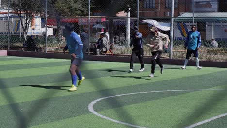 Durch-Maschendrahtzaun,-Nachbarschaftsspiel-Des-Fußballs-In-Der-Lateinamerikanischen-Stadt