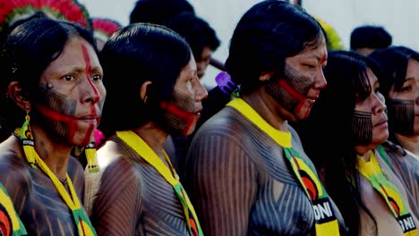 Hombres-Y-Mujeres-De-La-Misma-Tribu-Amazónica-Con-Sus-Colores-Y-Pinturas-Corporales-Tradicionales.