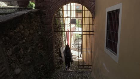 Gente-Caminando-Por-El-Callejón-Del-Casco-Antiguo-De-Bassano-Del-Grappa,-Italia