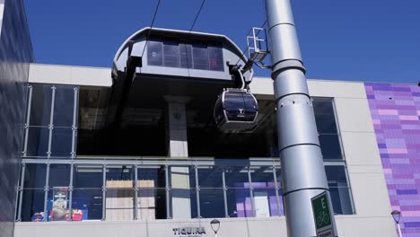 Teleferico-Seilbahnen-Kommen-Und-Fahren-Vom-Bahnhof-In-La-Paz,-Bolivien-Ab