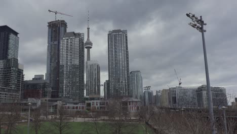 Blick-Auf-Die-Skyline-Der-Innenstadt-Von-Toronto-Vom-Kanuanlegeplatz