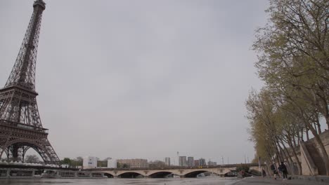 Capturing-the-Eiffel-Tower-from-a-riverside-perspective,-swaying-from-right-to-left