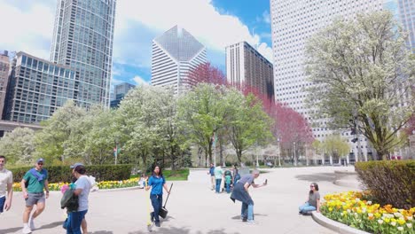 Gente-Disfrutando-De-Un-Hermoso-Día-De-Primavera-En-El-Parque-De-La-Ciudad-De-Chicago