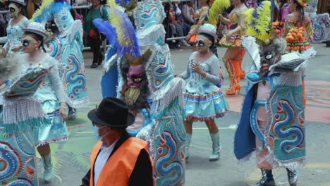 Bailarines-Disfrazados-De-Serpiente-En-La-Ruta-Del-Desfile-En-El-Carnaval-De-Oruro-En-Bolivia