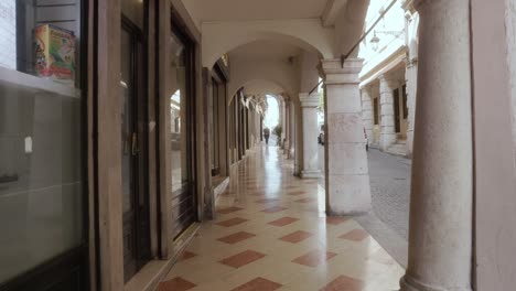 Pasaje-De-Arco-En-Las-Calles-Comerciales-De-La-Ciudad-Medieval-De-Bassano-Del-Grappa,-Véneto,-Italia