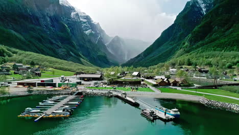 Aéreo-Vikingo-Valle-De-Montaña-Gudvangen-Noruega-Hermosa-Naturaleza-Paisaje