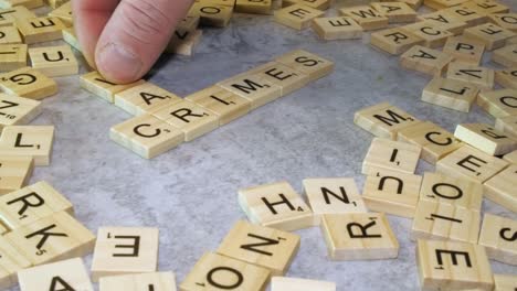 Se-Agregaron-Fichas-De-Scrabble-A-Crímenes-De-Palabras-Para-Formar-Crucigramas-Con-Crímenes-De-Guerra