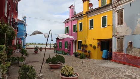 Laundry-hanging-to-dry-from-clothesline-in-colourful-neighbourhood,-Burano-Island,-Venice,-Italy