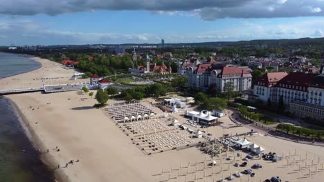 Sonnenschirme-Und-Liegestühle-Am-Strand-Von-Sopot-Plaza-Im-Sommer-In-Polen,-Danziger-Bucht