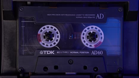 Platzieren-Und-Starten-Der-Wiedergabe-Einer-Audiokassette-In-Einem-Vintage-Deck-Player-Aus-Den-1980er-Jahren,-Nahaufnahme