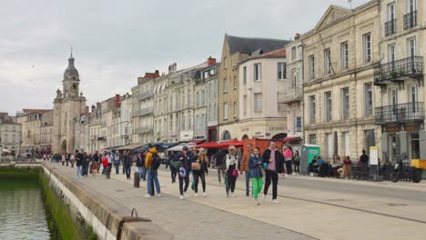 Gente-Caminando-Por-La-Orilla-Del-Antiguo-Puerto-De-La-Rochelle