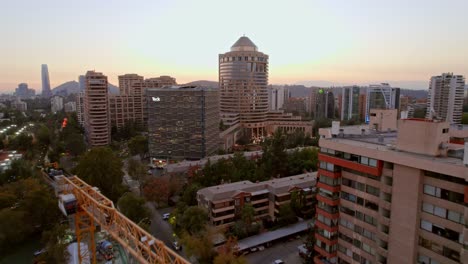 Sobrevuelo-De-Drones-A-Través-De-Una-Grúa-De-Construcción-Hacia-El-Hotel-Mandarin-Oriental-En-Las-Condes,-Santiago,-Chile