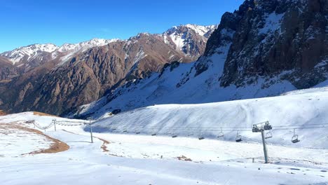 Sessellift-Bringt-Skifahrer-Und-Snowboarder-Auf-Den-Gipfel-In-Almaty,-Kasachstan