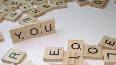 Letras-De-Mosaico-De-Scrabble-En-El-Borde-Del-Término-De-Redes-Sociales-Youtube-En-Blanco