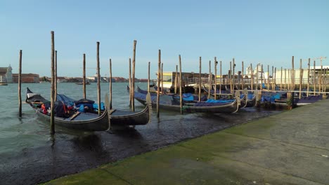 Traditionelle-Gondeln-Auf-Dem-Canale-Grande,-Die-Auf-Dem-Wasser-In-Venedig-Schwimmen