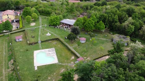 Vista-Aérea-Panorámica-Del-Edificio-Moderno-Y-El-Enorme-Jardín-En-Una-Celebración-De-Boda-En-El-Parco-Regionale-Dei-Colli-Euganei