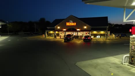 Wawa-Tankstelle-Mit-Parkenden-Autos-Vor-Dem-Supermarkt-Nach-Sonnenuntergang-In-Der-Amerikanischen-Stadt