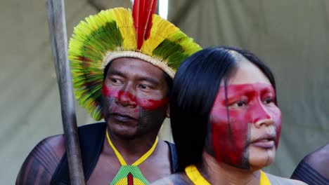 Un-Hombre-Y-Una-Mujer-Indígenas-Amazónicos-Con-Caras-Pintadas-De-Colores