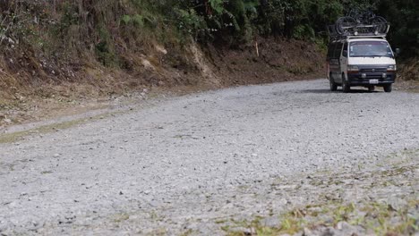 Tourbus-Folgt-Radfahrern-Auf-Der-Yungas-Bergstraße-In-Bolivien