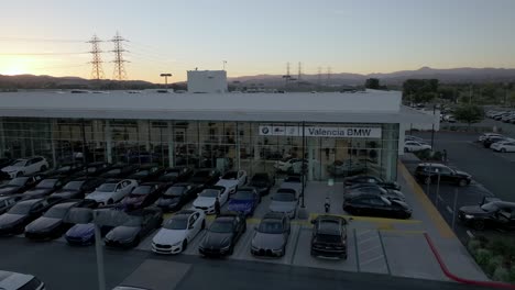 Coches-En-El-Concesionario-BMW-De-Valencia-Y-Sala-De-Exposición-Al-Atardecer-En-Santa-Clarita,-California