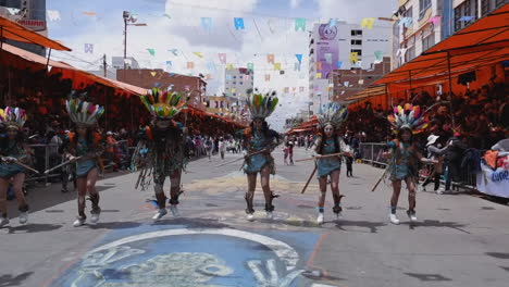 Karnevalsumzug-Tänzer-In-Federkopfschmuck-Feiern-Oruro-Fiesta