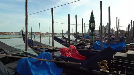 Los-Gondoleros-Se-Preparan-Para-Navegar-Con-Góndolas-Tradicionales-En-El-Canal-Grande-De-Venecia-Temprano-En-La-Mañana