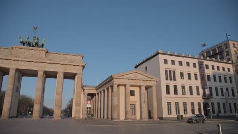 En-La-Dorada-Luz-Del-Sol-De-La-Mañana,-Frente-A-La-Puerta-De-Brandenburgo,-Hay-Un-Turista-Tomando-Fotos