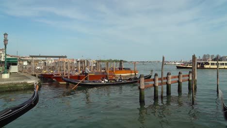 Gondola-Leaves-the-Venice-in-the-Grand-Canal