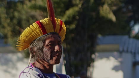 La-Cabeza-De-Un-Hombre-Nativo-Amazónico-Con-Un-Tocado-Colorido