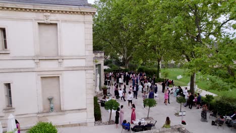 Invitados-A-La-Boda-Fuera-Del-Gran-Edificio-Arquitectónico-Para-La-Fiesta-De-Bodas