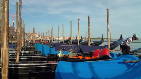 Hombre-Veneciano-Gondolero-Termina-Su-Turno-Como-Marinero-En-Venecia