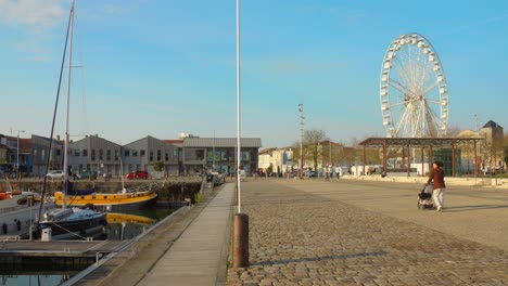 La-Gran-Noria-Blanca-En-El-Antiguo-Puerto-De-La-Rochelle.