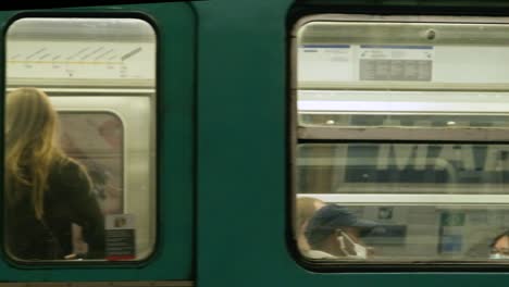 Metro-Saliendo-De-La-Estación-En-Cámara-Lenta-En-París.