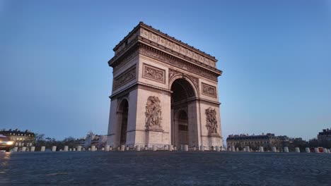 Triumphal-Arch-and-car-traffic-at-dawn,-Paris-early-in-the-morning