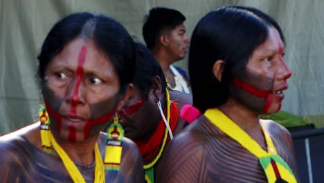 Hombres-Nativos-Amazónicos-Con-Rostros-Y-Cuerpos-Pintados-De-Colores