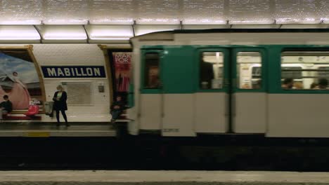 Subway-train-entering-and-leaving-Mabillon-station